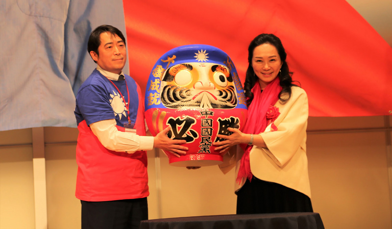 國民黨總統參選人韓國瑜夫人李佳芬16日晚間在東京出席日本僑學各界支持韓國瑜暨國民黨立委選舉後援會成立大會，她在現場為達摩點睛，祈願當選。 圖：中央社提供