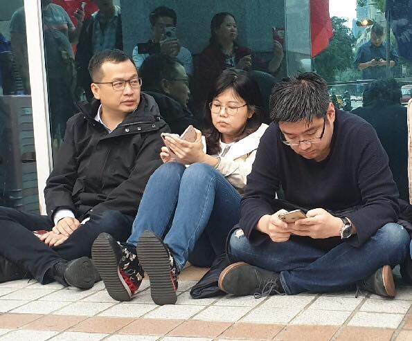 國民黨不分區立委名單日前公布，議員羅智強（左１）等人因不滿此份名單，前往黨中央靜坐抗議。 圖：翻攝自羅智強臉書