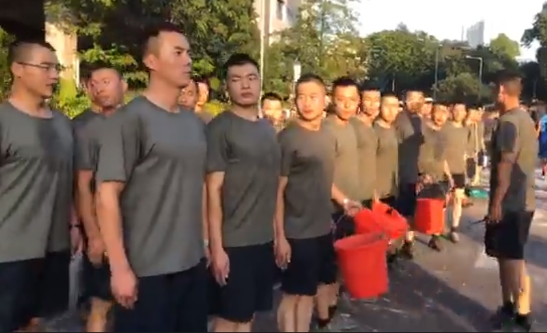 解放軍駐港部隊昨日下午自發性步出軍營清除路障。 圖：翻攝自立場新聞臉書