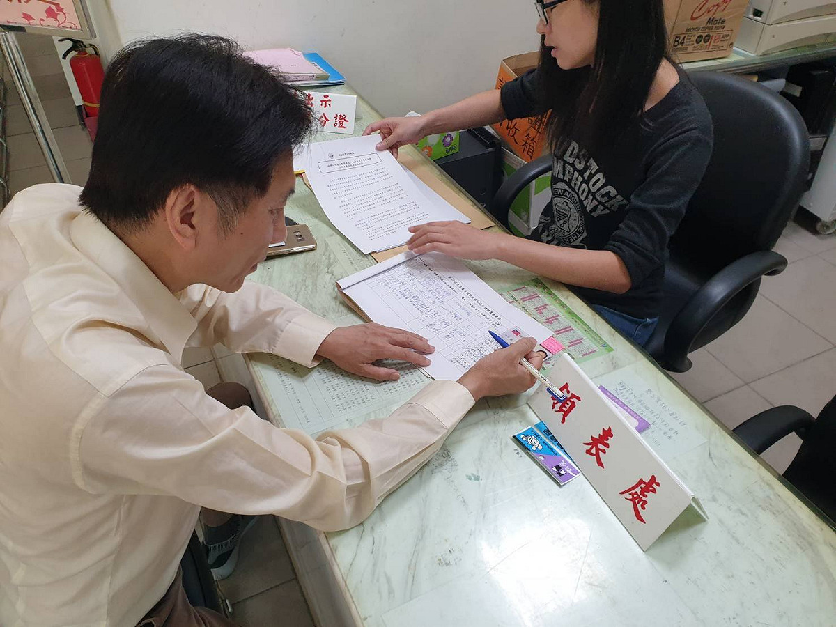 詹江村今（17）日前往選委會領表登記參選立委。 圖：翻攝自詹江村臉書