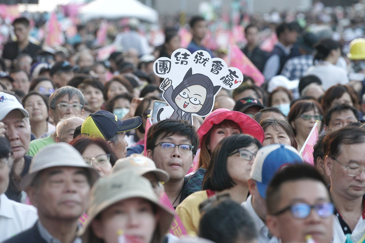 造勢活動現場萬人空巷，還有民眾高舉「團結就會贏」的Q版蔡英文舉牌。 圖：張良一/攝影