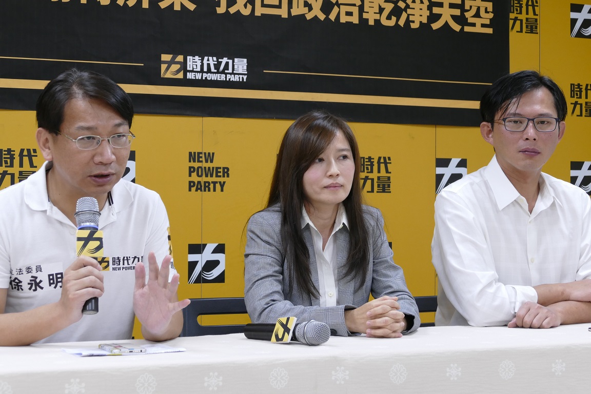 張怡與時代力量聯盟，投入屏東第2選區立委選戰。（由左至右依序為徐永明、張怡、黃國昌） 圖：時代力量提供