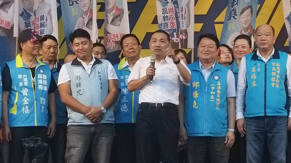 侯友宜下午到邱烽堯舉辦「韓邱聯合競總成立大會」時，呼籲中和鄉親票投韓、邱。 圖：邱烽堯競總提供