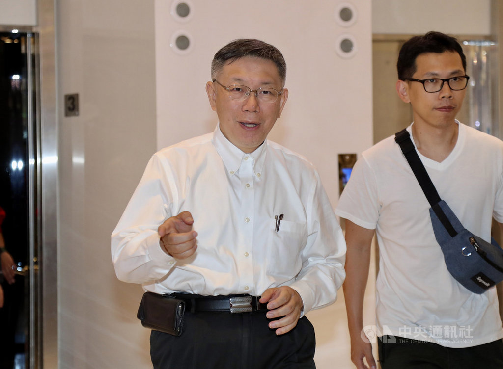 台灣民眾黨不分區立委名單原定15日公布，如今延期，黨主席柯文哲（中）17日晚間受訪被問及是否在等新光人壽副總經理吳欣盈時表示，「不急啊，溝通也需要時間」，並表示牽一髮而動全身，名單可能因此再調整。 圖：中央社提供