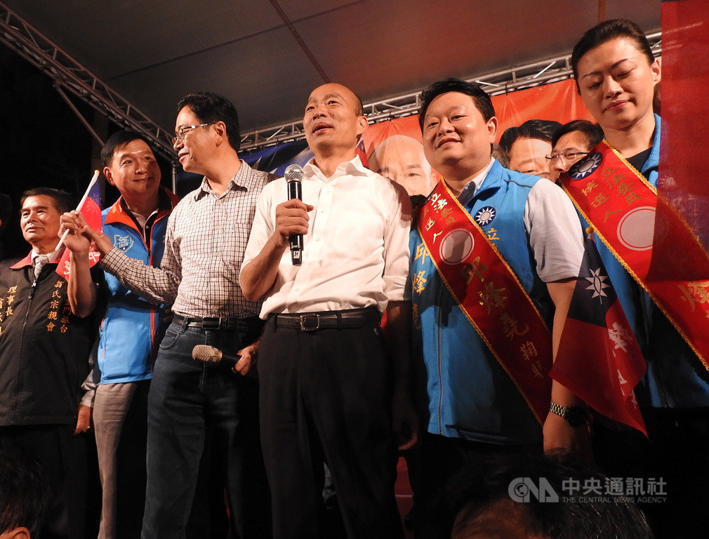 國民黨總統參選人韓國瑜（前右3）17日晚間到新北中和出席造勢活動，現場大合唱時選唱「快樂的出航」，帶起現場氣氛。 圖：中央社提供