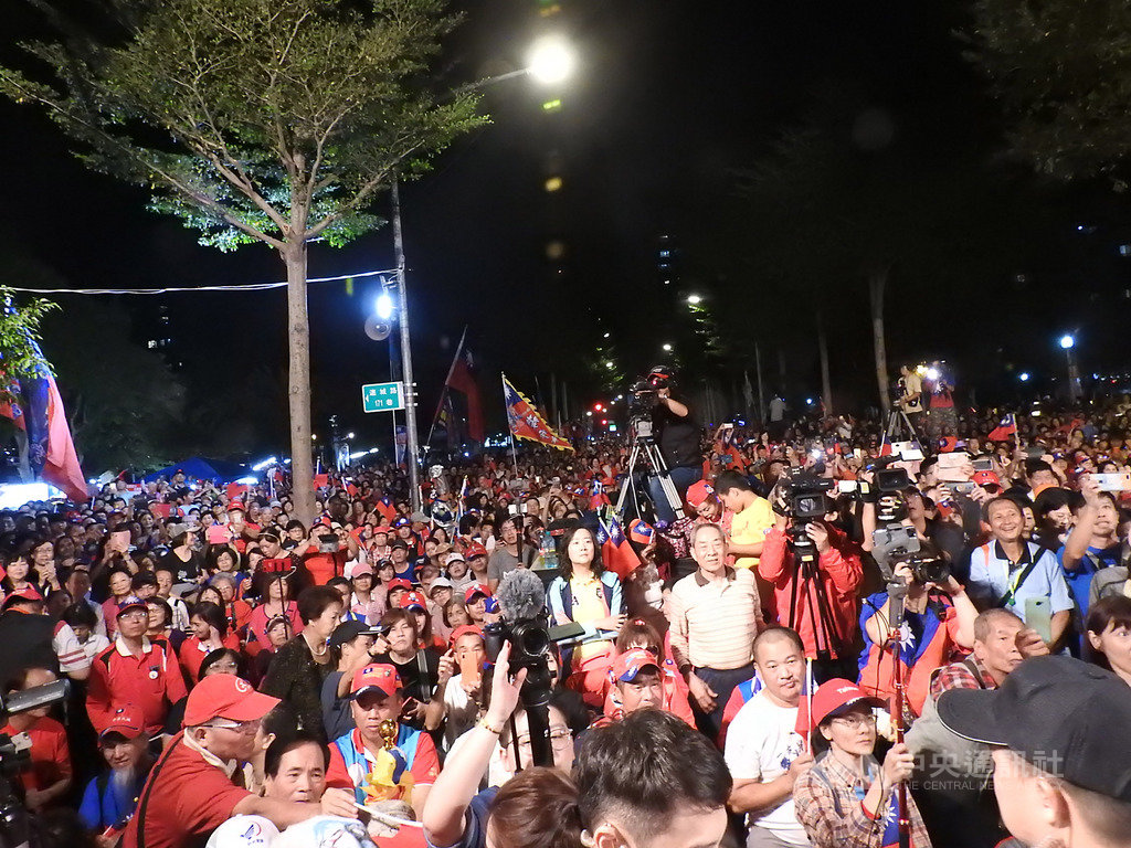 國民黨總統參選人韓國瑜17日晚間到新北市中和區出席造勢活動，吸引大批支持者到場力挺，現場人潮洶湧，場面熱烈。 圖：中央社提供
