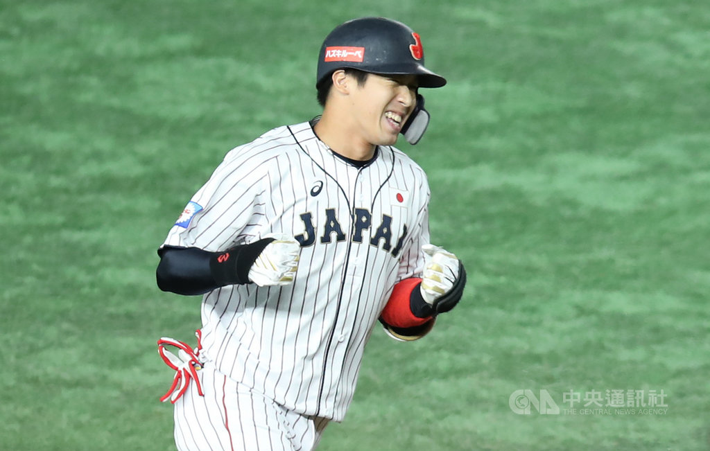 019第2屆世界12強棒球錦標賽17日晚間進行最終冠軍戰，日本、韓國複賽後再碰頭，韓國開場一度領先，2局下，日本山田哲人敲出3分砲，讓日本比數超前。 圖：中央社提供