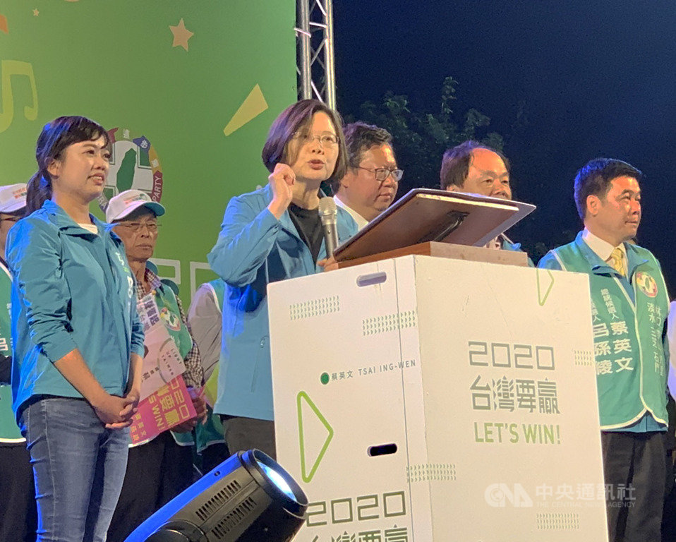 民進黨籍立委呂孫綾（左）17日晚間在林口運動公園舉辦「新北群英會」，總統蔡英文（致詞者）出席與會，向台下支持者細數政績，籲請民眾支持連任。 圖：中央社提供
