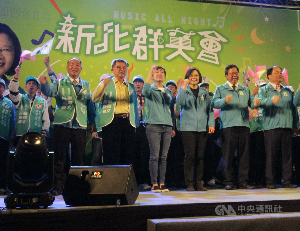 總統蔡英文（前右3）17日晚間到新北市林口區出席「新北群英會」，與桃園市長鄭文燦（前右2）等人同台造勢，台下支持者也高喊「凍蒜」，現場氣氛熱絡。 圖：中央社提供