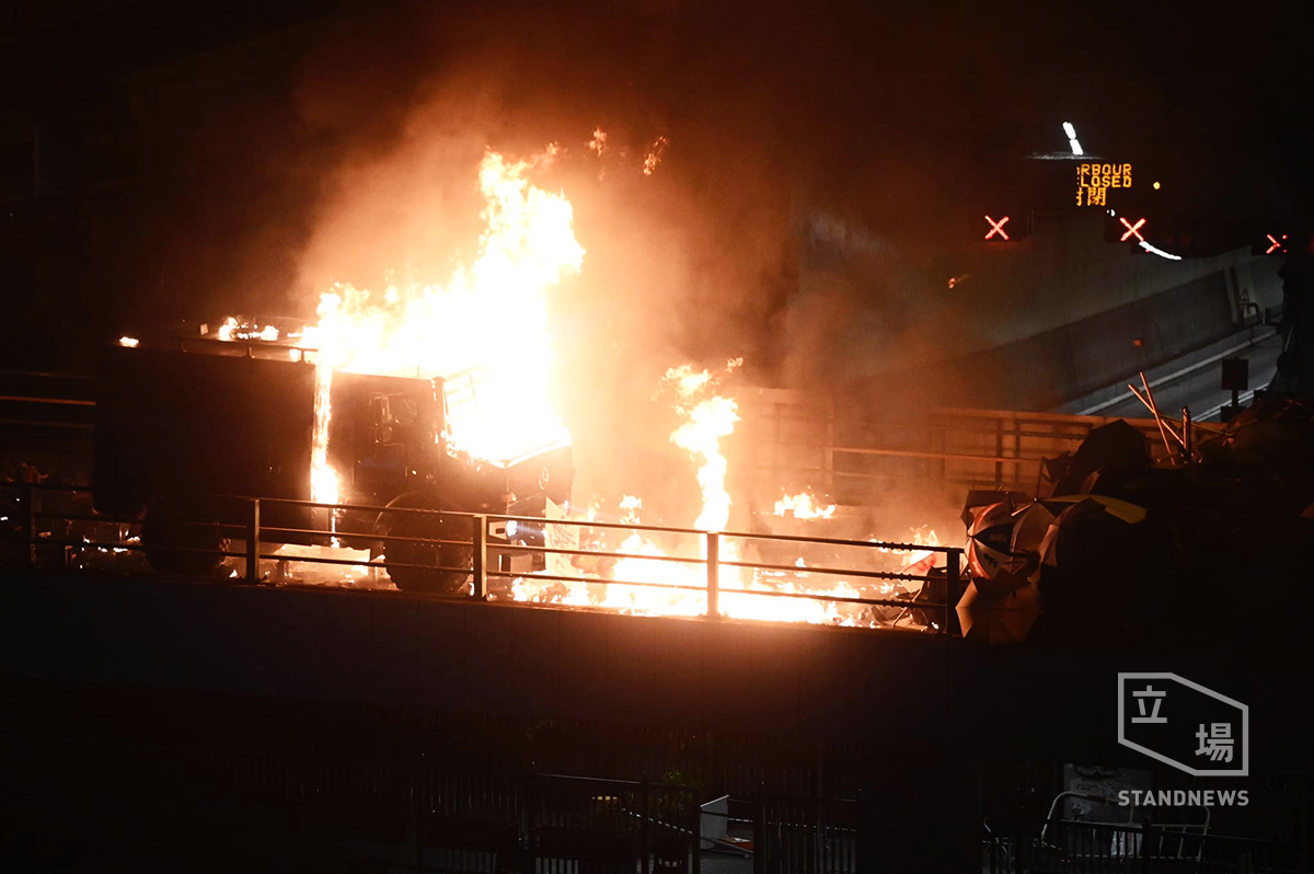 香港理工大學附近發生嚴重衝突，警方裝甲卡車被汽油彈攻擊，起火燃燒。 圖：翻攝自立場新聞臉書。