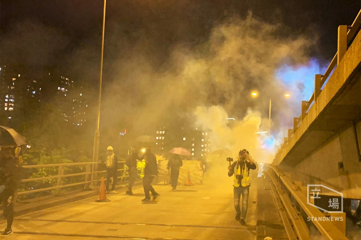香港理工大學周邊爆發反送中抗爭衝突晚間仍在持續，警方仍不斷發射催淚彈驅散示威者。 圖：翻攝自立場新聞臉書。