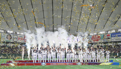 2019世界12強棒球錦標賽決賽17日晚間在東京巨蛋舉行，終場由地主國日本（圖）以5比3逆轉勝韓國，奪下本屆賽事冠軍，場內拋下金色彩帶歡慶。 圖：中央社提供