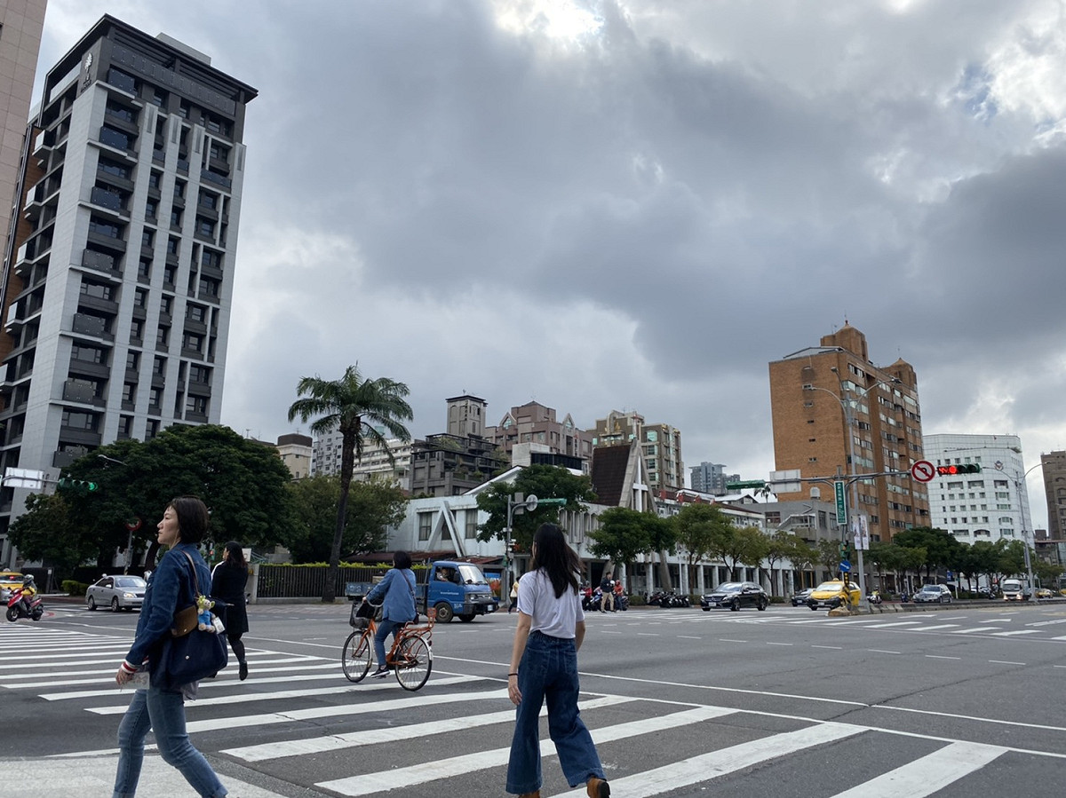 今（18）日鋒面通過，隨後東北季風增強，加上海鷗颱風持續供應水氣，大氣環境不穩定，北部、東半部地區及恆春半島有斷斷續續的降雨 圖：閻芝霖/攝