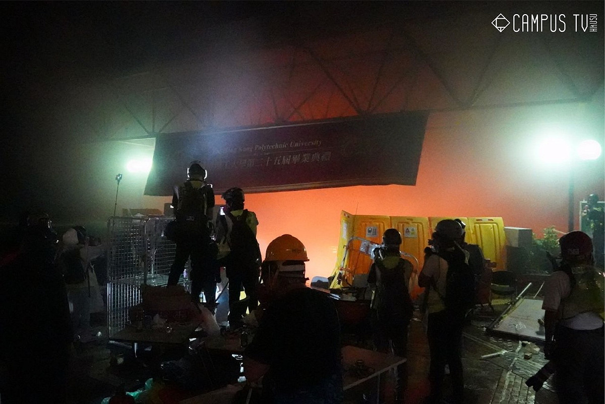 外傳速龍小組於今日凌晨衝入理工大學校內，逮捕多名示威者。 圖：翻攝自香港大學學生電視臉書