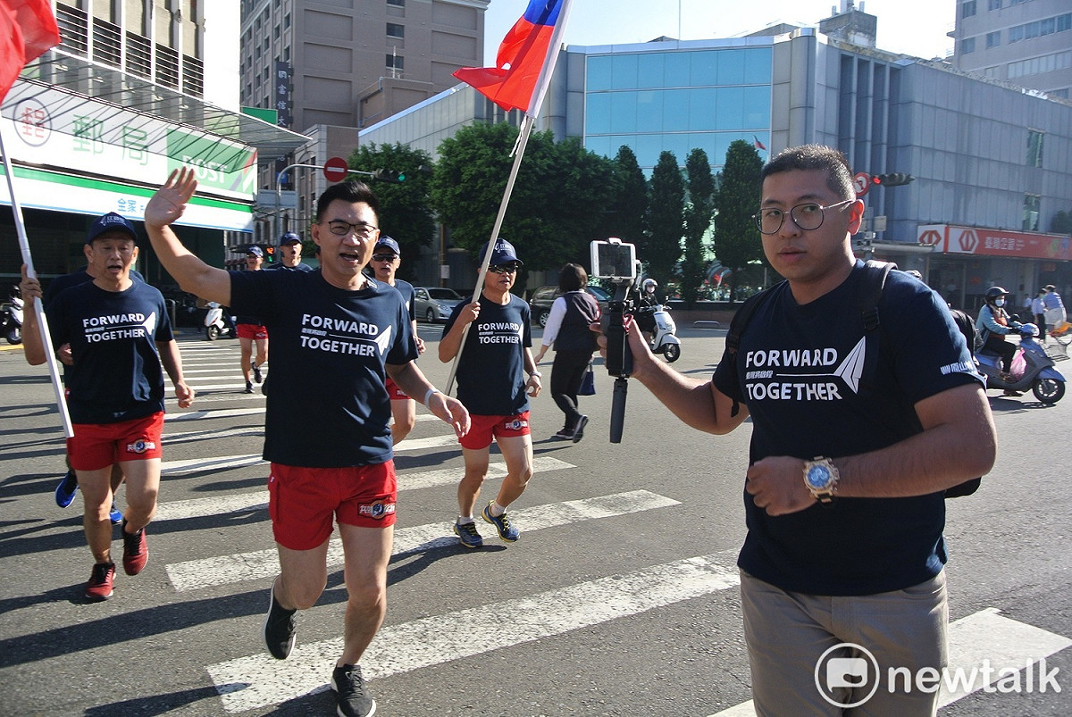 江啟臣跑步抵達登記會場。 圖：唐復年/攝