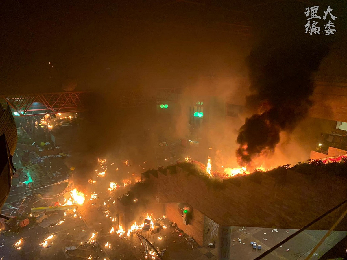香港理工大學17日爆發嚴重警民衝突。 圖：翻攝自理大學生報編委會 hkpusu PressCom臉書