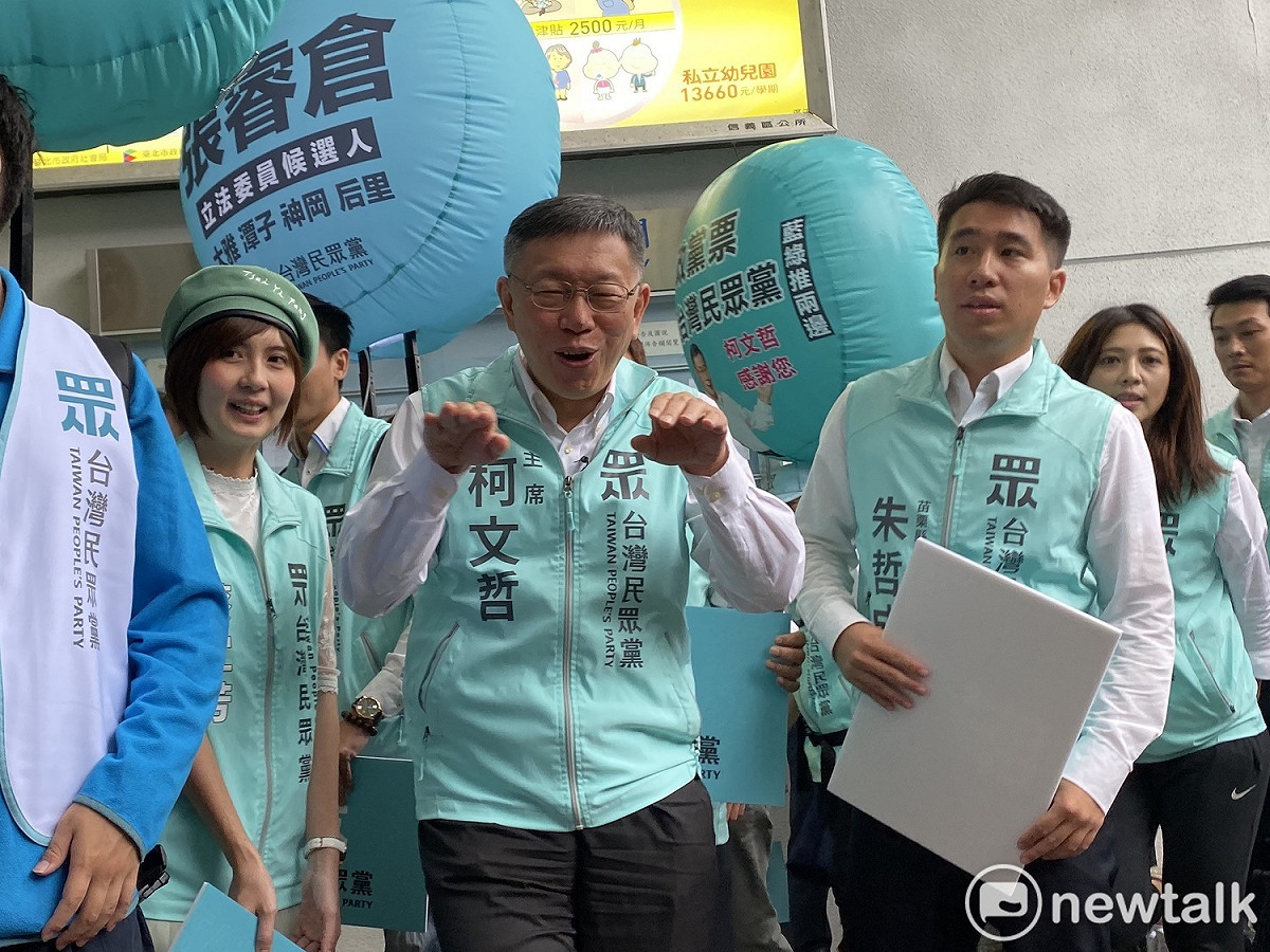 台北市長兼民眾黨主席柯文哲今日要接受媒體聯訪前，笑說自己又要游進鯊魚（記者）中。 圖：周煊惠 ／攝