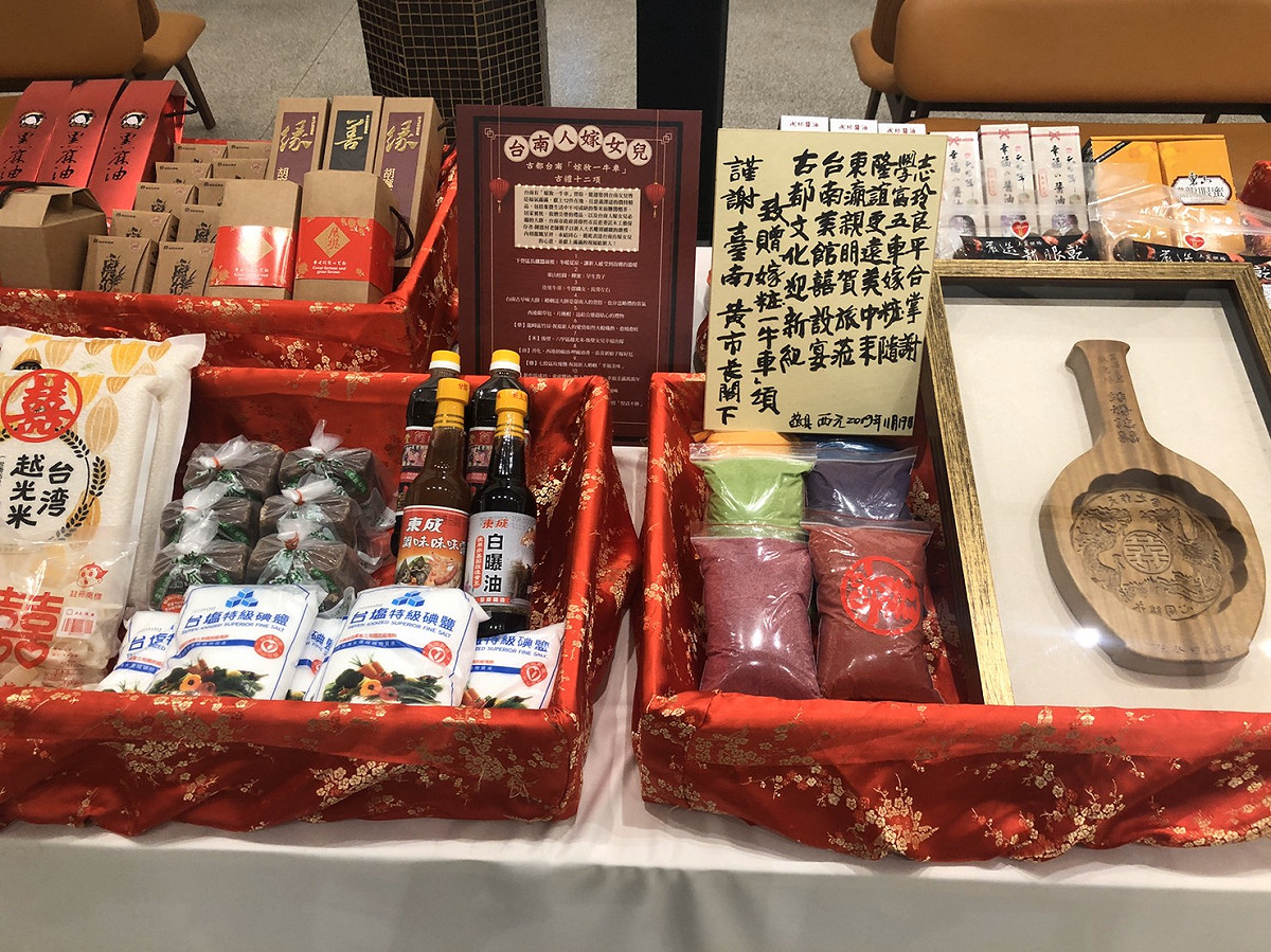 台南市府贈送「一牛車」嫁妝，林爸爸親筆書寫致謝函。  圖：台南市政府／提供