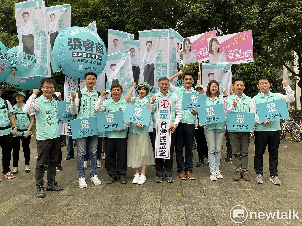 台北市長、民眾黨主席柯文哲今日率領民眾黨區域立委參選人赴台北市選委會造勢。 圖：周煊惠／攝