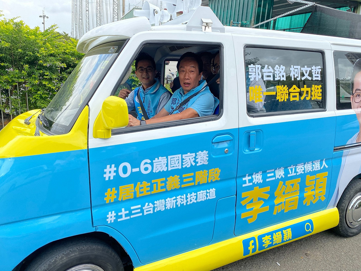 鴻海創辦人郭台銘擔任子弟兵李縉穎司機。 圖：郭台銘辦公室/提供