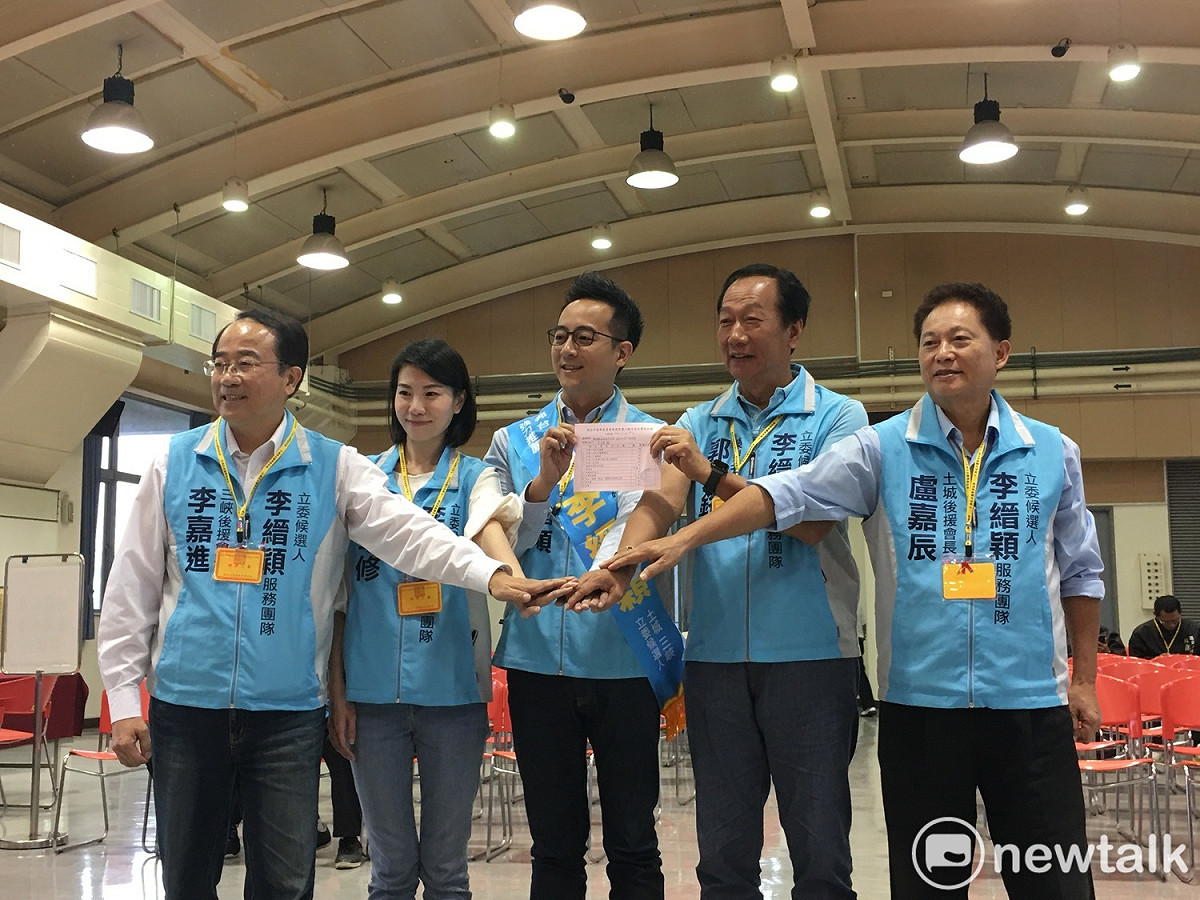郭台銘陪子弟兵李縉穎登記參選。 圖：林昀真／攝
