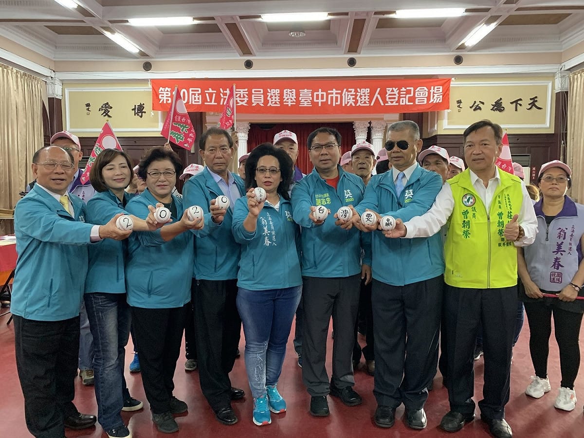 翁美春由7名同黨市議員陪同辦妥登記。 圖：翁美春競選總部/提供