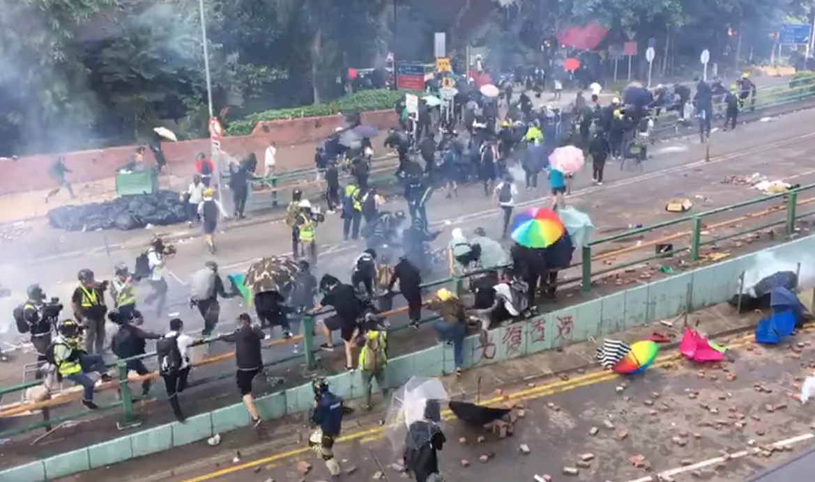 香港理工大學示威者中午過後欲第三度突破警方防線仍失敗。 圖：翻攝自立場新聞臉書