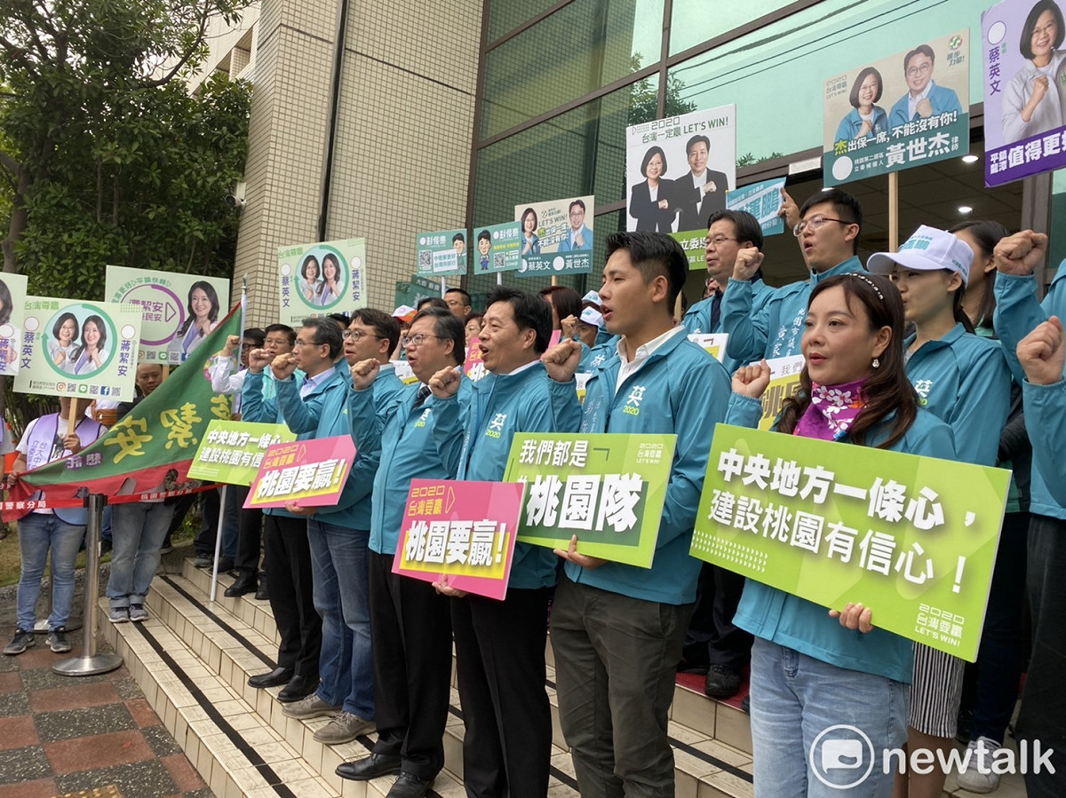 桃園市民進黨籍５位立委參選人上午由市長鄭文燦陪同完成登記參選。 圖：林昀真／攝