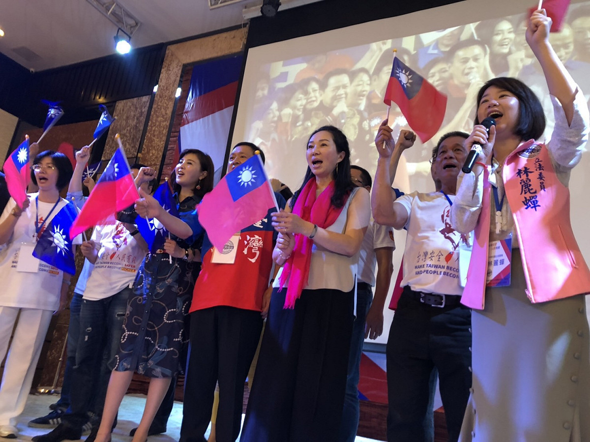 韓國瑜夫人李佳芬（右三）赴柬埔寨華僑拜票。 圖：韓國瑜競選辦公室/提供