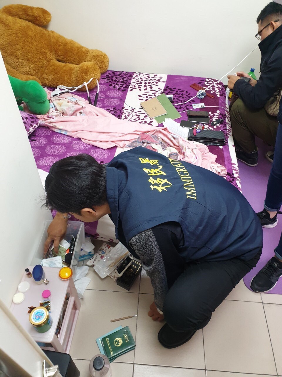 警方破獲跨國應召集團，並於相關處所進行搜索、拘提。 圖 : 臺北市專勤隊/提供