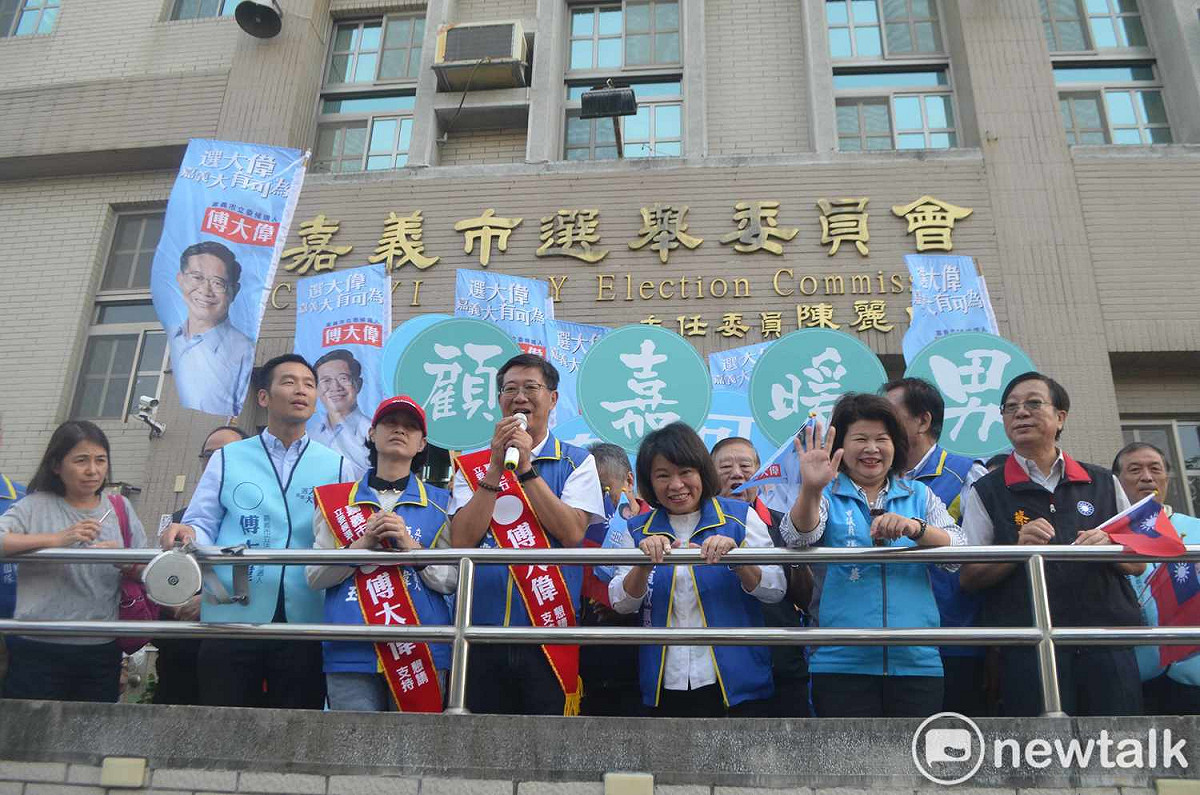 傅大偉在嘉義市長黃敏惠陪同下到嘉義市選委會登記參選立委。 圖：蔡坤龍/攝