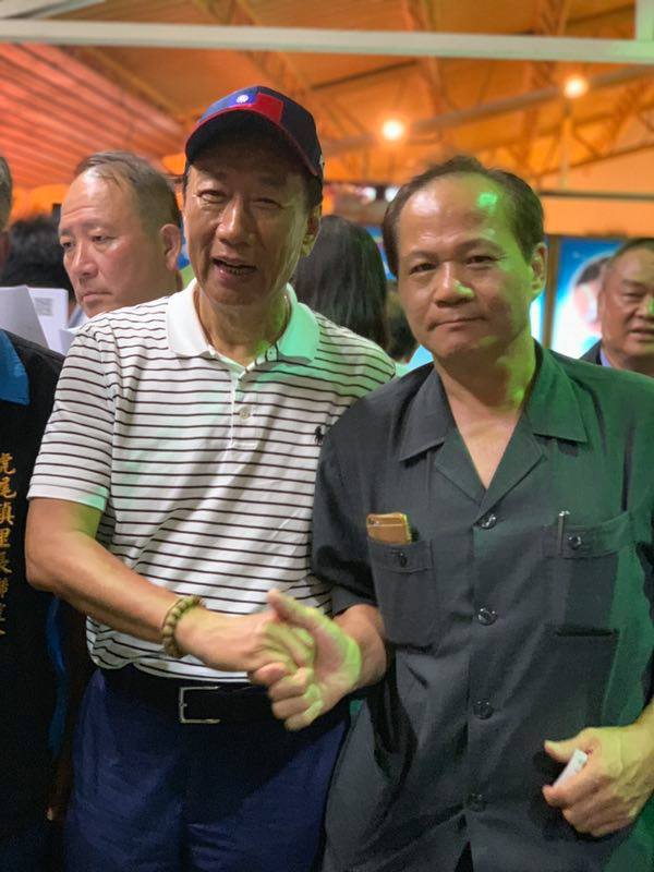 簡明廉在臉書上秀出與郭台銘的合照。 圖：取自簡明廉臉書