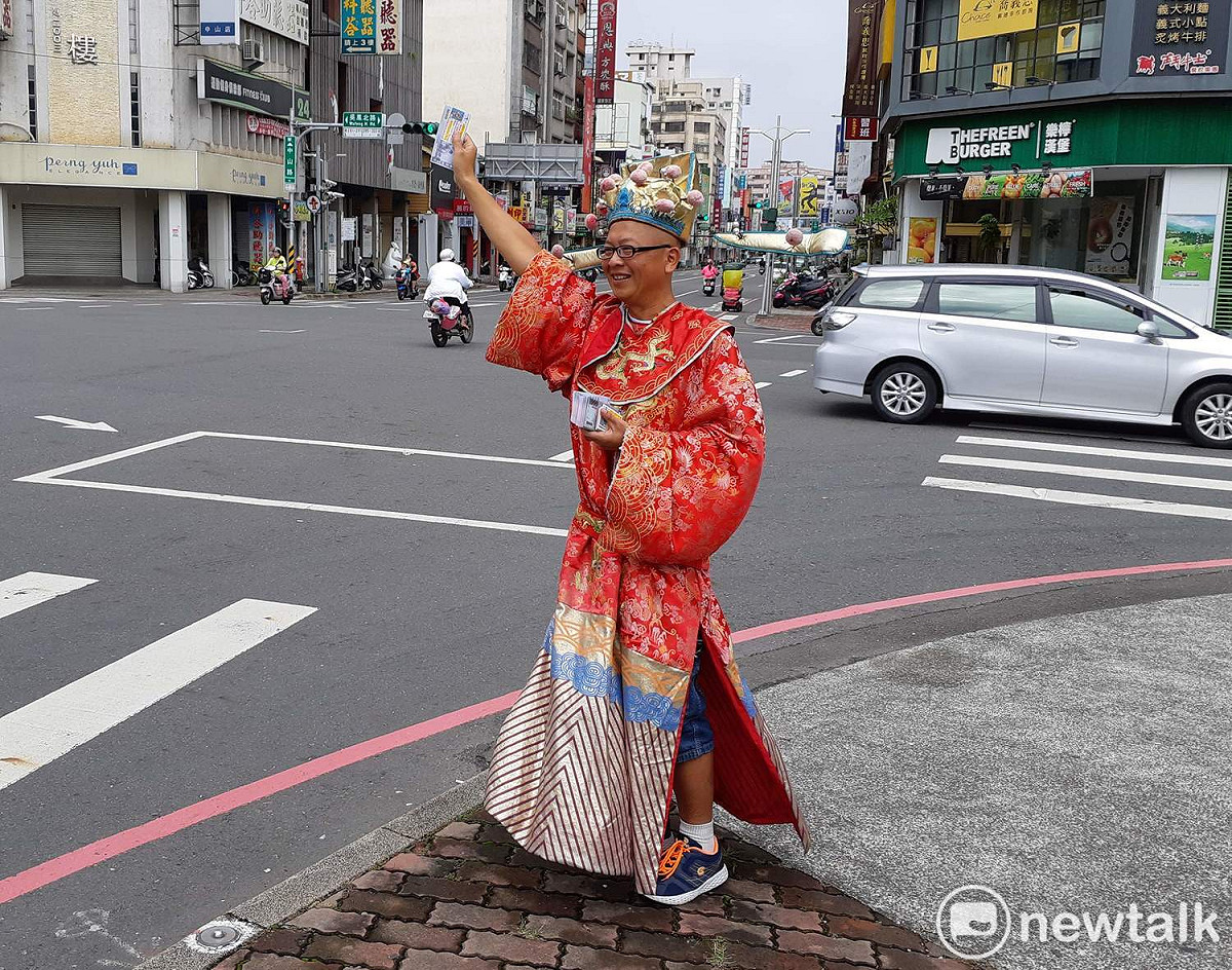 黃宏成台灣阿成世界偉人財神總統的參選造型相當特殊。 圖：蔡坤龍/攝