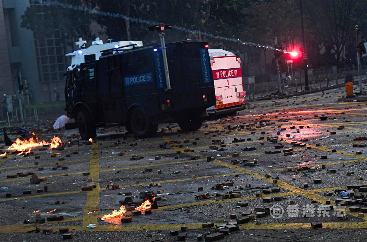 香港反送中示威者與港警對峙、衝突已持續一天一夜。 圖：翻攝自香港眾志FB