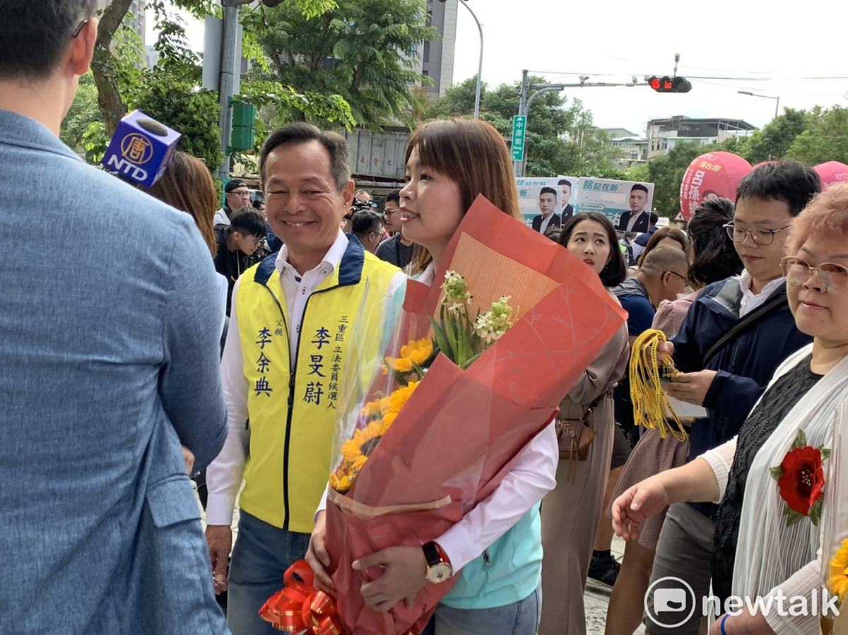 民眾黨立委參選人李旻蔚由父親李余典陪同前往選委會登記參選。 圖：林昀真/攝