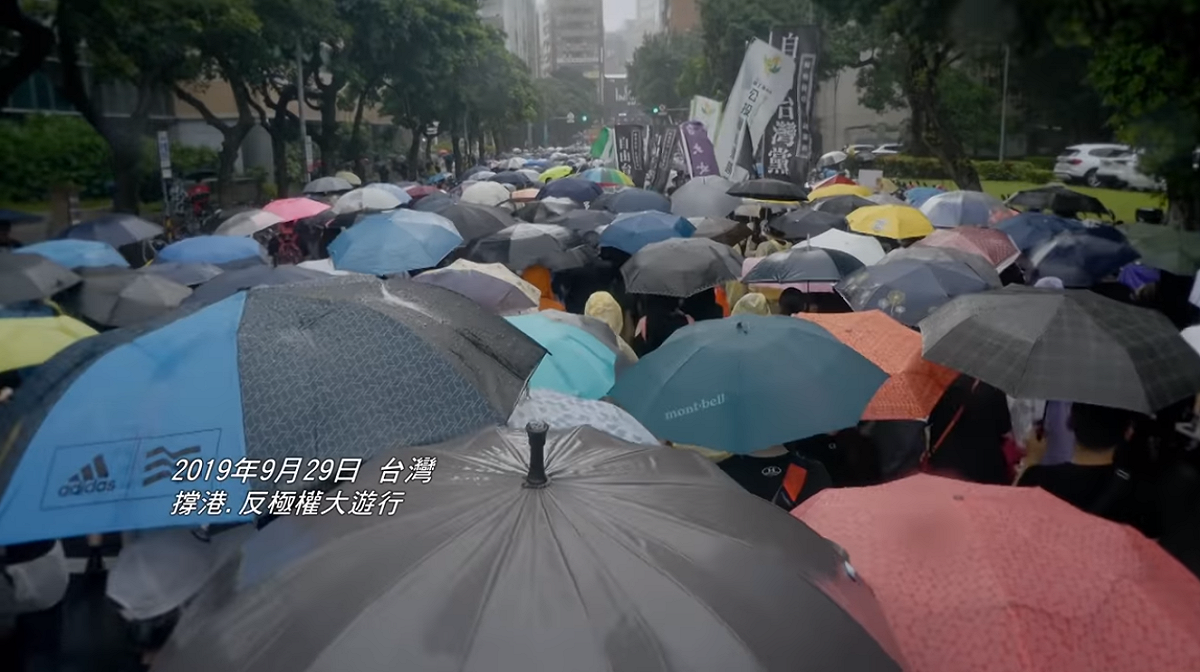 導演李惠仁表示，紀錄片要提醒台灣人，民主自由絕不是天上掉下來的。 圖 : 翻攝「自由．飛」紀錄片畫面