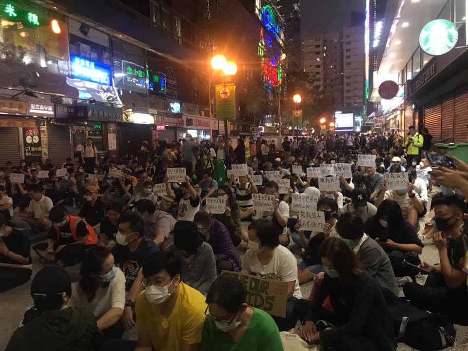許多香港父母親站出來喊話「救救孩子」。 圖：翻攝張潔平臉書