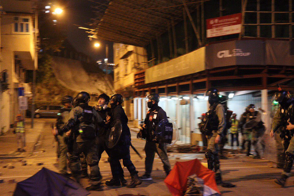 香港警察17日起以暴力強攻理工大學，涉及沒有安全指引就使用武器，逮捕1名示威者，手段令國際譁然。 圖：翻攝自香港大學學生會學苑即時新聞臉書
