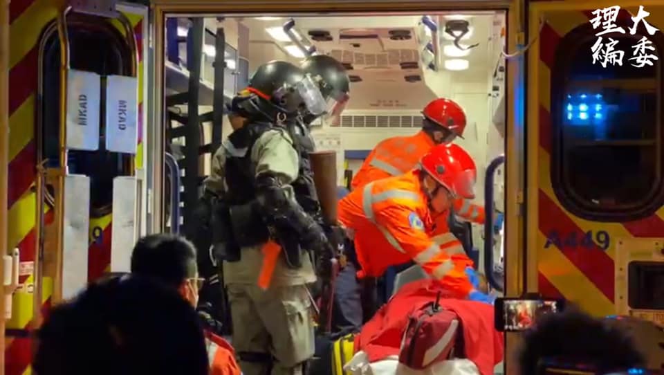 香港警察19日凌晨在旺角展開圍捕行動，疑似開槍驅趕示威者，引發人踩人事件，有示威者受傷送上救護車。 圖：翻攝自理大學生報編委會臉書