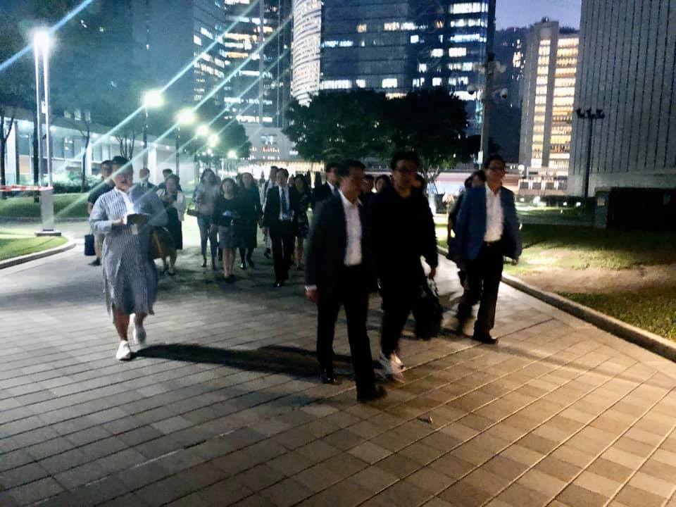 數十位香港中學校長與法界代表18日深夜進入理工大學，勸說示威者跟隨他們和平撤離。 圖：翻攝自葉建源臉書