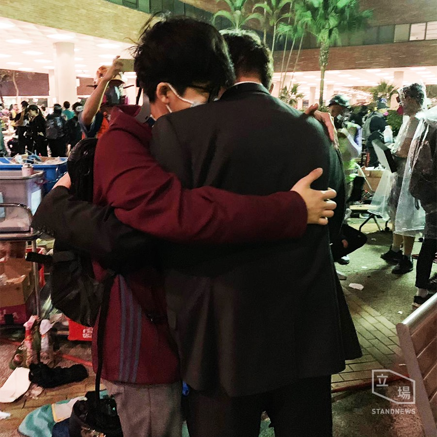 學生和校長見面後說，「我知可能會輸，但我唔想有遺憾呀。」(我知道可能會輸，但我不想有遺憾) 不願離開。 圖：翻攝自立場新聞