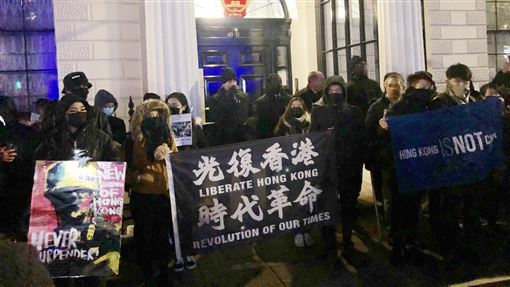 上百名海外港人心繫香港情勢，今天晚間聚集在中國駐英大使館前高呼口號抗議。 圖 : 中央社