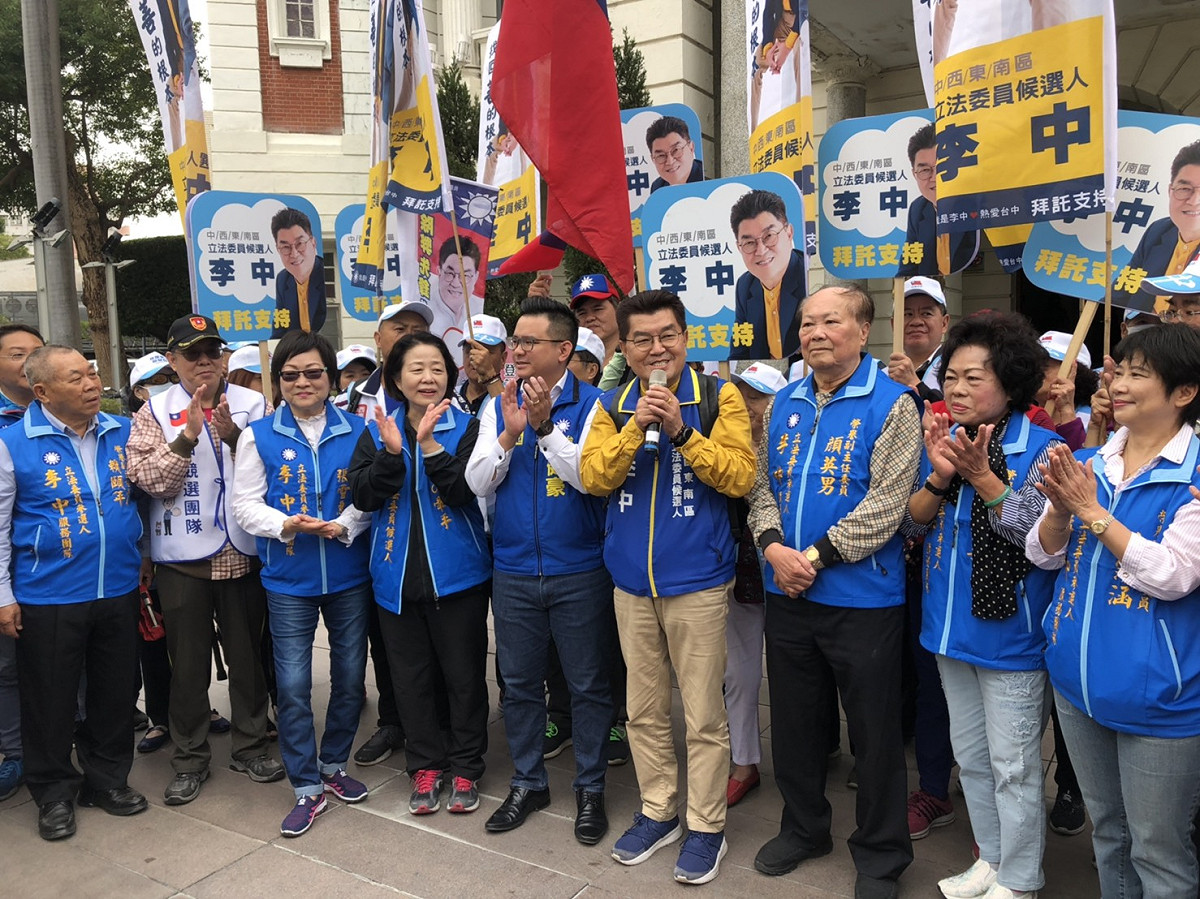 李中由市議會同事黃健豪等人陪同登記參選立委。 圖 : 李中競選總部/提供