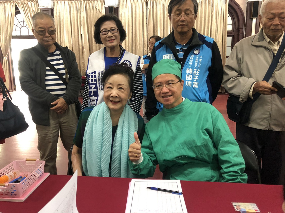 莊子富著手術服登記參選立委。 圖 : 莊子富競選總部/提供