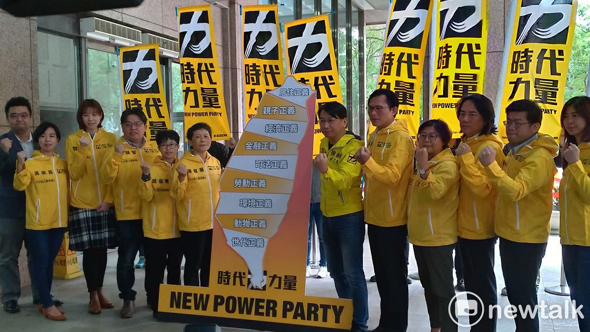時代力量黨主席徐永明今天(19日)偕同時代力量不分區立法委員參選人。 圖:陳佩君/攝