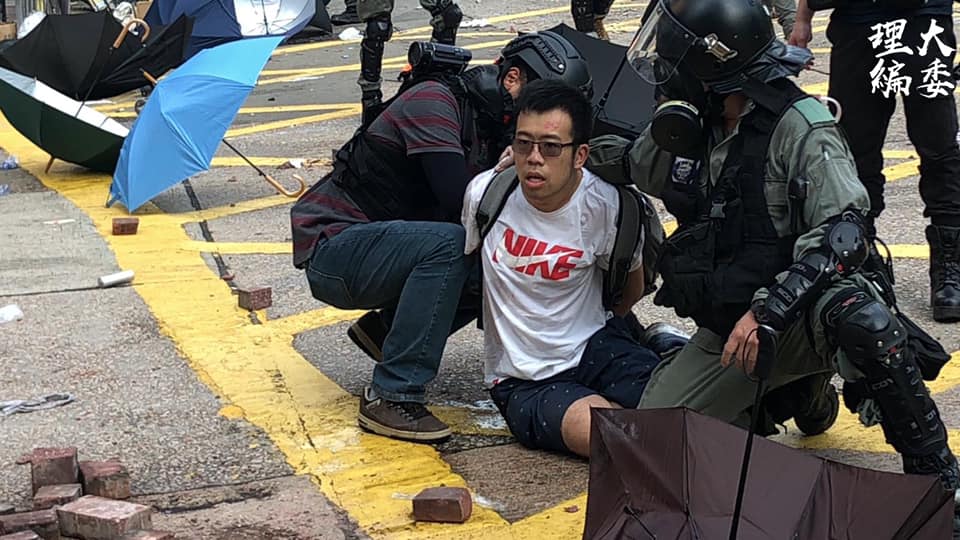 香港鎮暴警察連日於香港理工大學周遭發射多枚催淚彈，並拘捕多位民眾。 圖：翻攝自理大學生報編委會 hkpusu PressCom