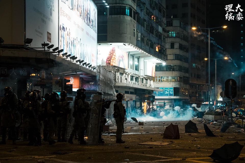 香港警隊因反送中運動超時工作，警務處6月至11月平均每月領取逾時津貼人數約1.1萬人，人均獲發約新台幣33.8萬津貼。 圖：翻攝理大學生報編委會臉書/Raymond Chan(資料照片)