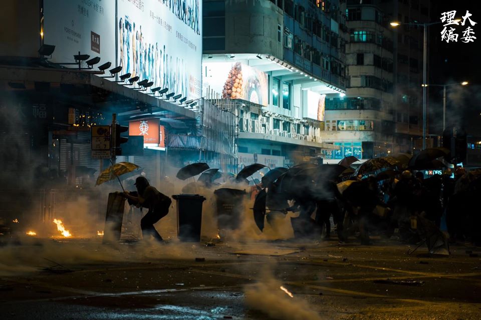 香港理工大學報編委會臉書20日清晨po出圖輯，紀錄港人自動發起「圍魏救趙」大行動，勇敢站在第一線。 圖：翻攝自理大學生報編委會臉書/Raymond Chan