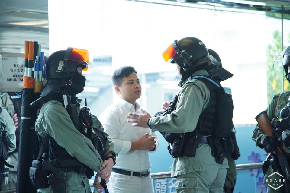 香港中小學今(20)日「復課」，網上有人呼籲 18 區「晨曦行動 2.0」，港警出動維持秩序。 圖：翻攝 Spark • 撻著臉書