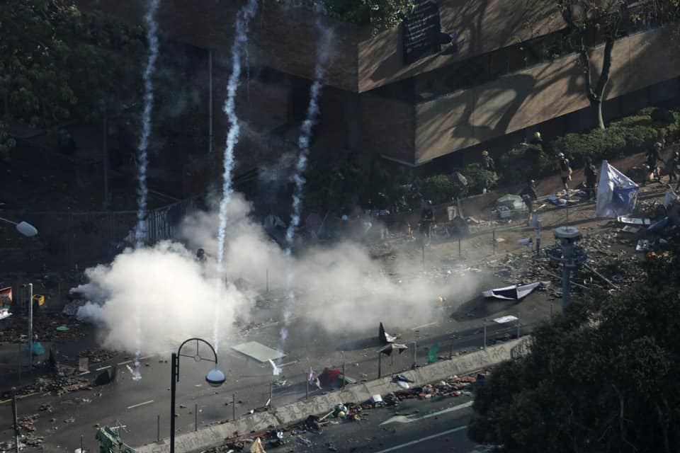 香港警察武力鎮壓示威抗議，瘋狂發射催淚彈等武器，化學物質幾乎瀰漫全香港，引起國際關注。 圖：翻攝自香港大學學生會學苑即時新聞臉書